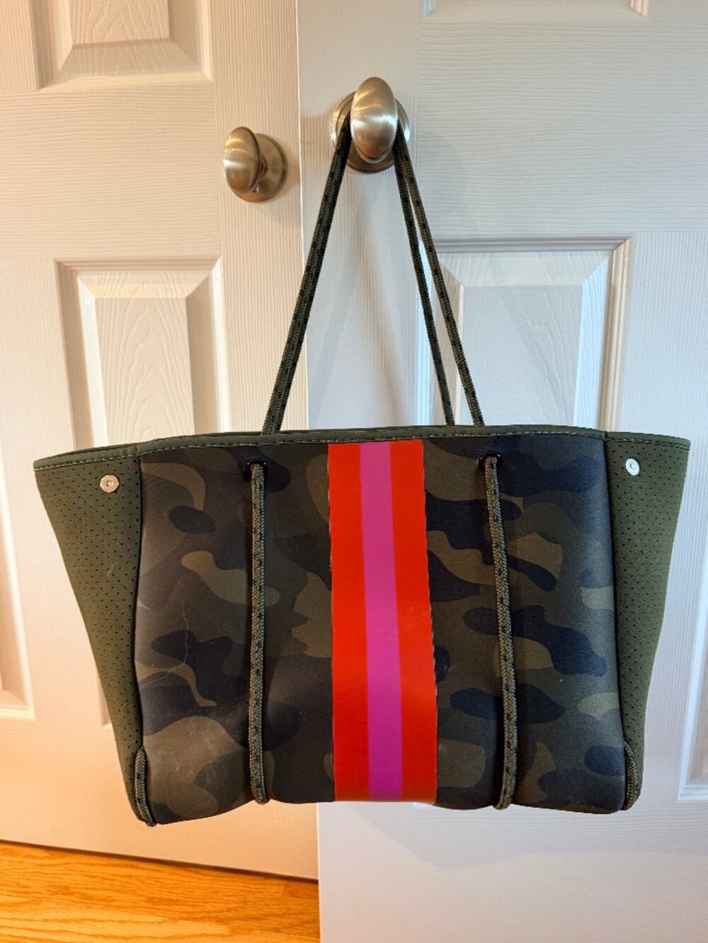Social Threads neoprene tote - camoflauge with pink stripe